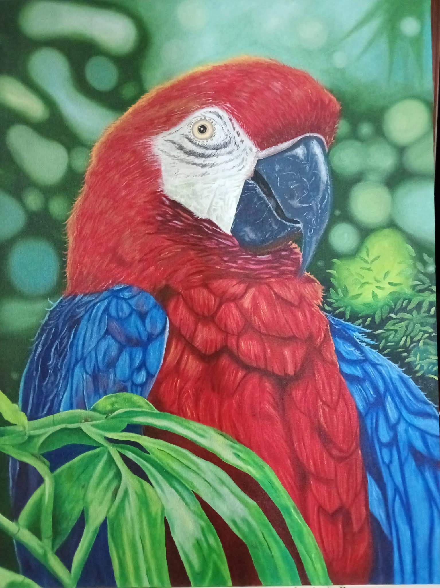 Pintura de una guacamaya roja y azul entre hojas verdes